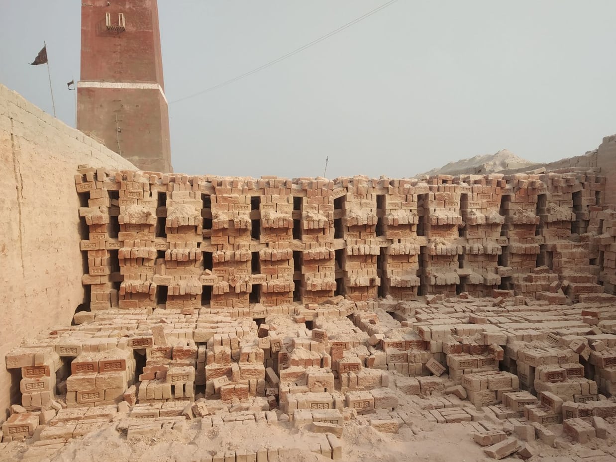 Interior de olaria com forno de queima de cerâmica