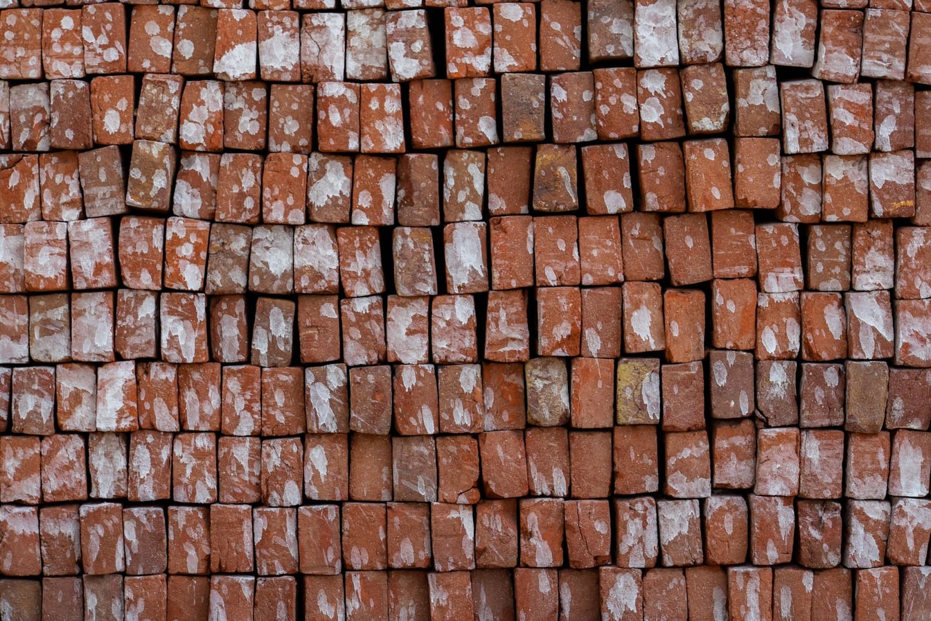 Tijolos cerâmicos vermelhos empilhados em paletes